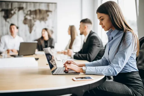 Posso processar a empresa trabalhando nela